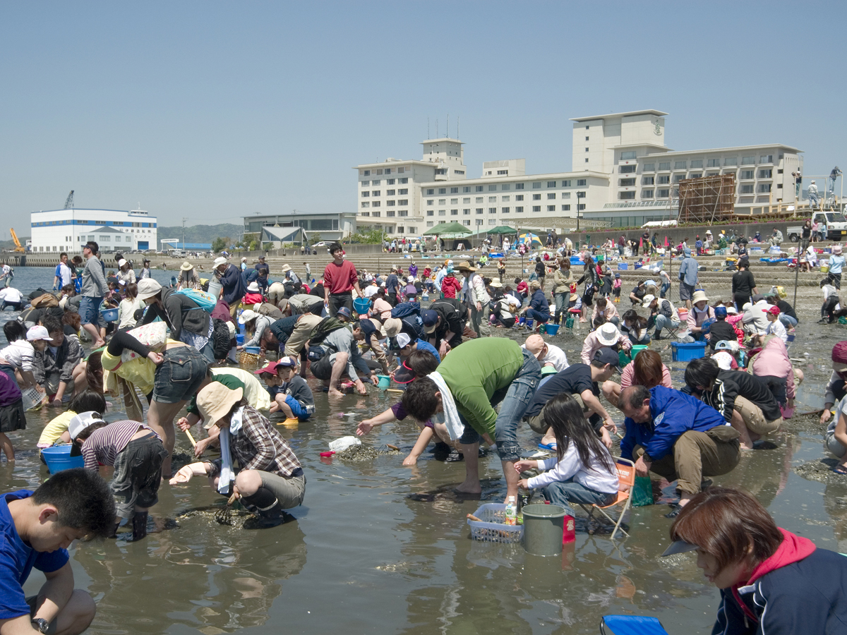 Clamming along Takeshima Coast