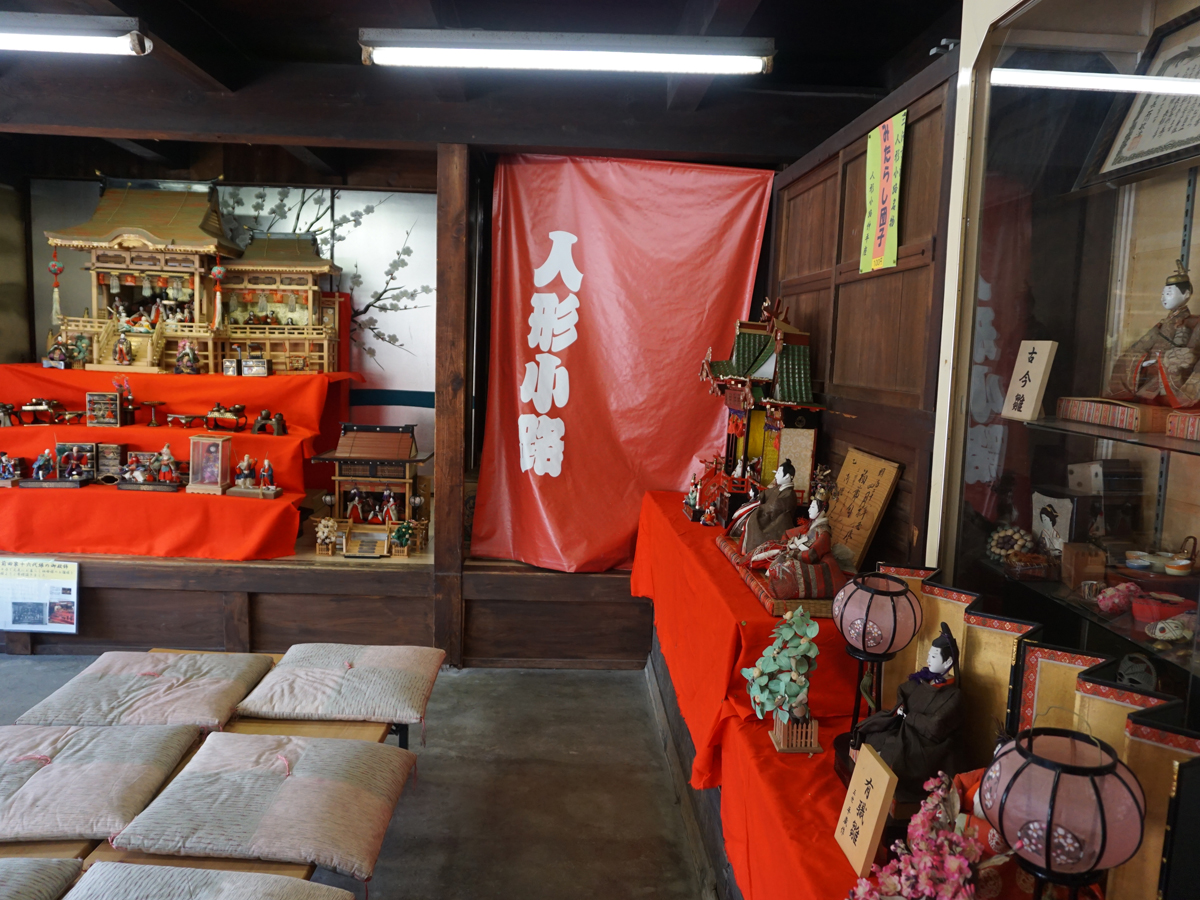 Hina Tour Through Ningyo Komichi Alley