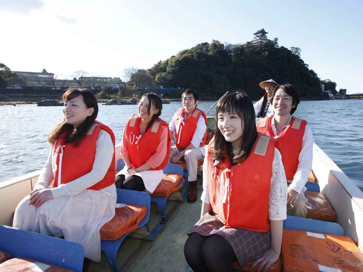 เรือท่องเที่ยวปราสาทอินุยามะในฤดูใบไม้ผลิ