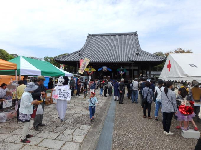 会場(本堂前)