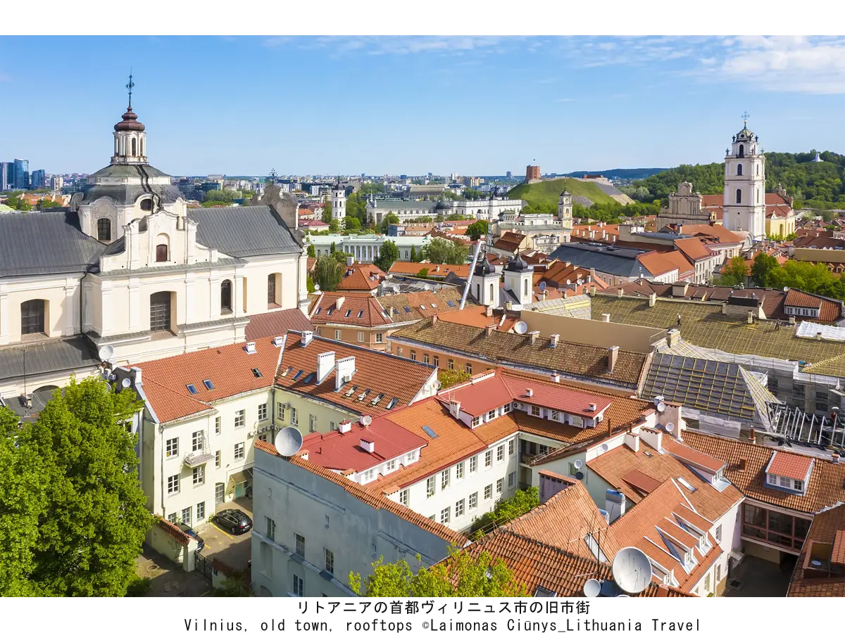 リトアニアの首都ヴィリニュス市の旧市街　Vilnius, old town, rooftops ©Laimonas Ciūnys_Lithuania Travel
