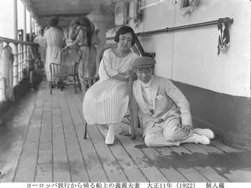 ヨーロッパ旅行から帰る船上の義親夫妻　大正11年(1922)　個人蔵