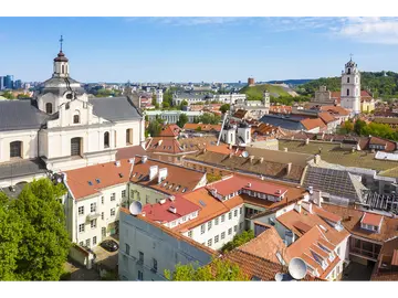リトアニアの首都ヴィリニュス市の旧市街　Vilnius, old town, rooftops ©Laimonas Ciūnys_Lithuania Travel