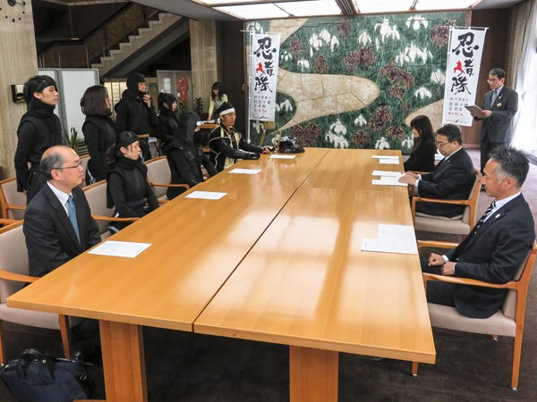 Tokugawa Ieyasu introduces newest Hattori Hanzo Ninja Team member to Aichi Governor Omura