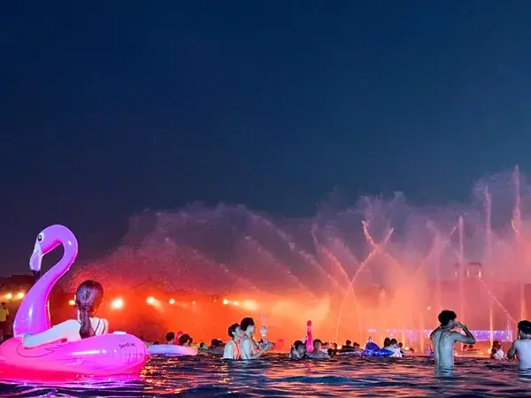 拉格娜登堡　夜間泳池