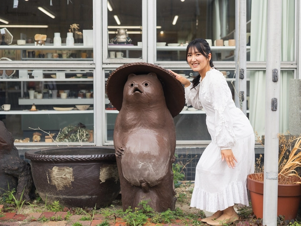 狸の置物と記念撮影　