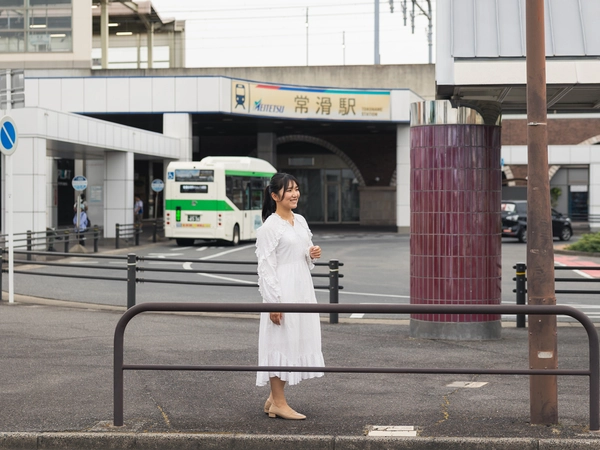 バス停の裏手から常滑駅を臨む