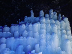 湧水広場の氷瀑