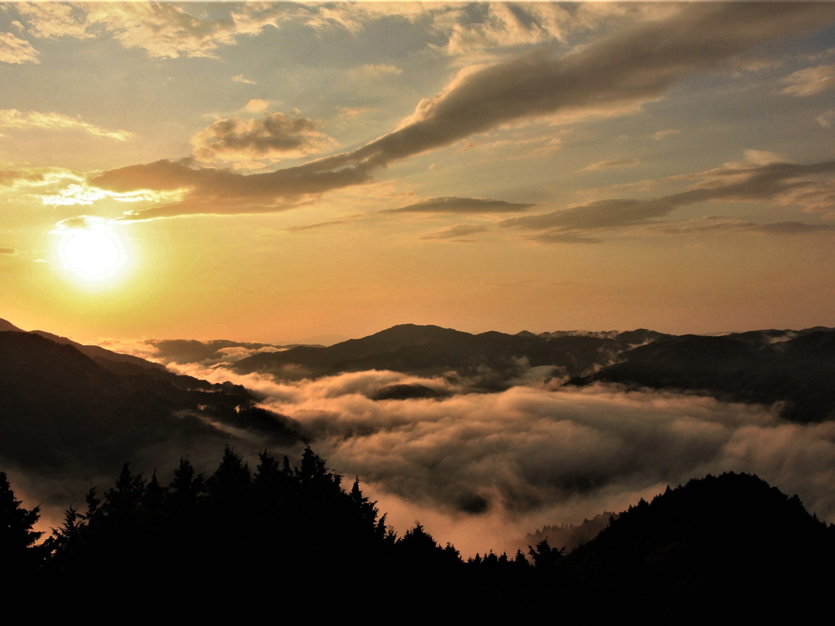 Sea of Clouds at Mt. Oshi (Oshiyama Unkai)