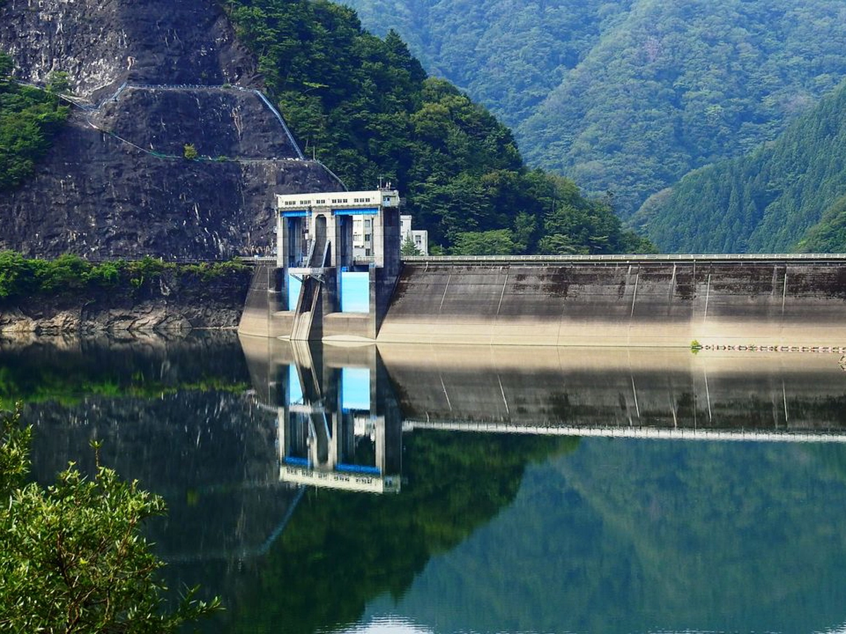 新豊根ダム（みどり湖）