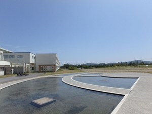 ③さららパーク外観(水の広場)