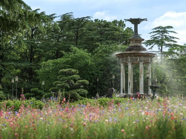 鶴舞公園 花壇と噴水塔