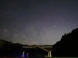 星空と幻想的なランプシェード