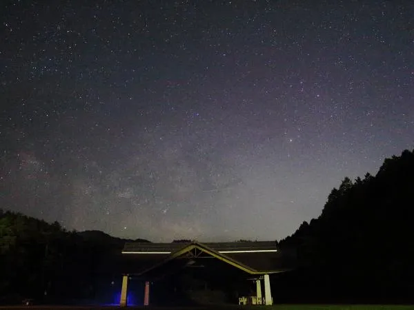 星空と幻想的なランプシェード