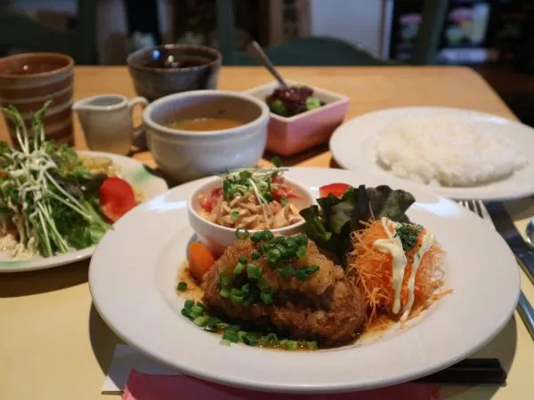 人気洋食店の絶品ランチ＆大人かわいい体験コース